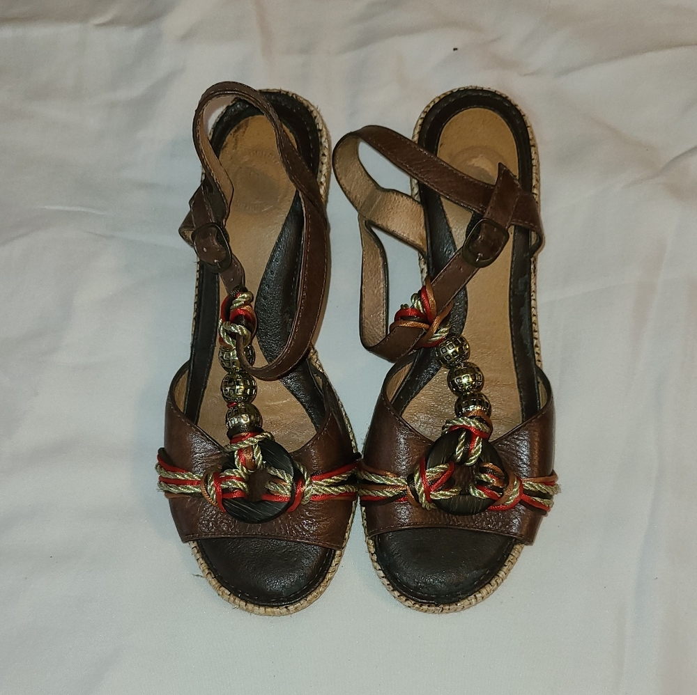 Nurture Brown 8 Wedges